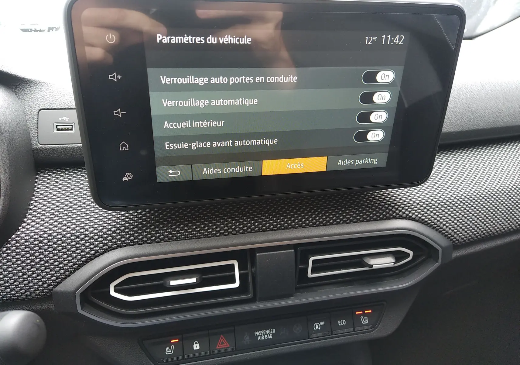 Écran tactile du tableau de bord de la Dacia Sandero 2025, avec réglages d'aides à la conduite visibles.
