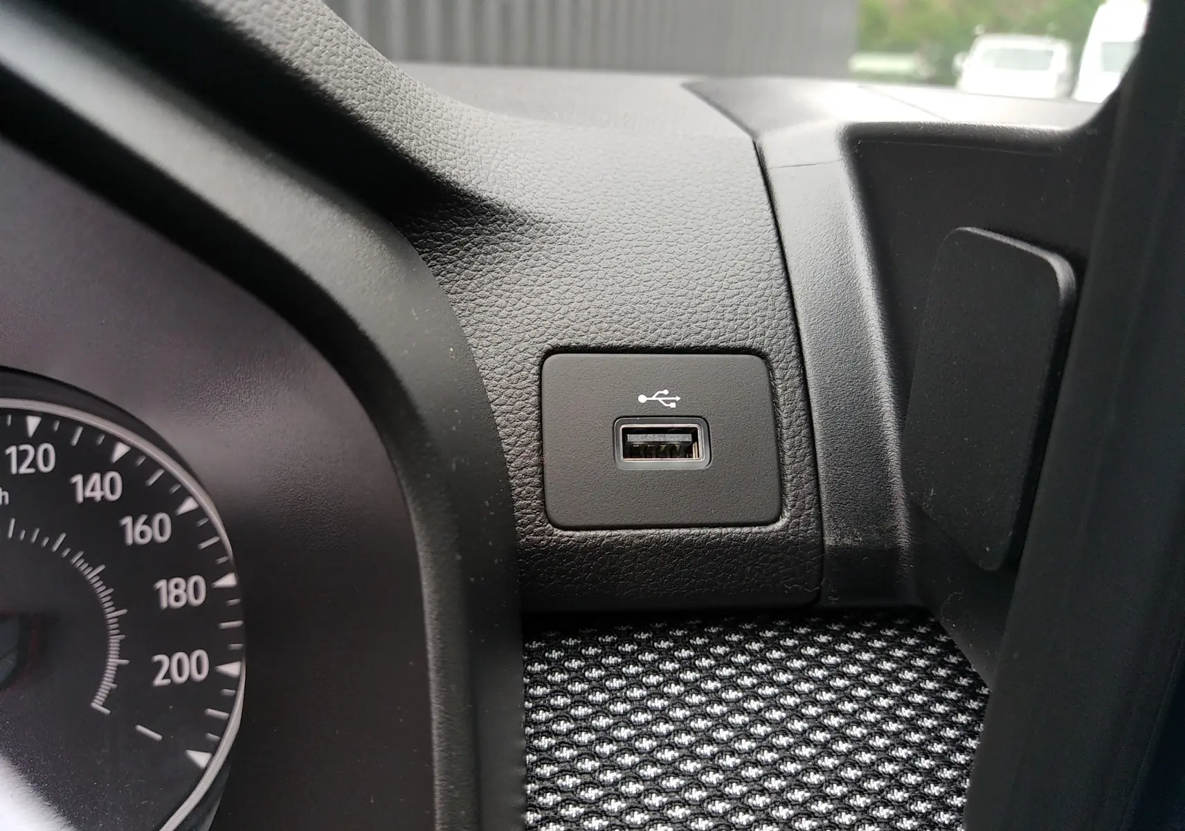 Prise USB intégrée sur le tableau de bord côté gauche d'une Dacia Sandero 2025 bleu Iron, finition Expression+