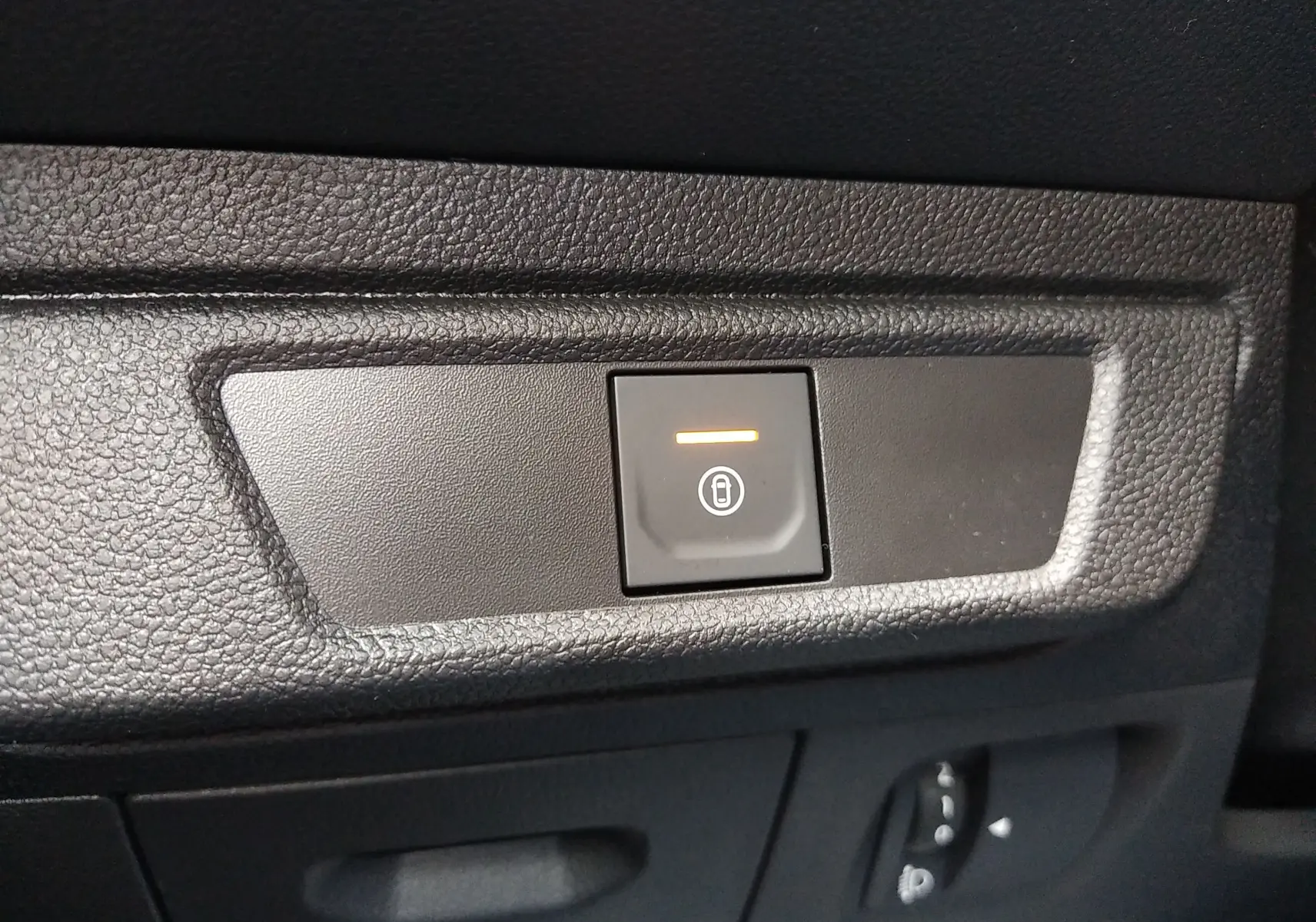 Bouton de verrouillage centralisé éclairé sur la portière intérieure d'une Dacia Sandero 2025 finition Expression+
