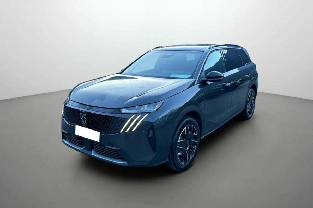 Peugeot 5008 Hybrid 145 Allure Plus gris titane vue 3/4 avant droit avec feux LED distinctifs allumés.