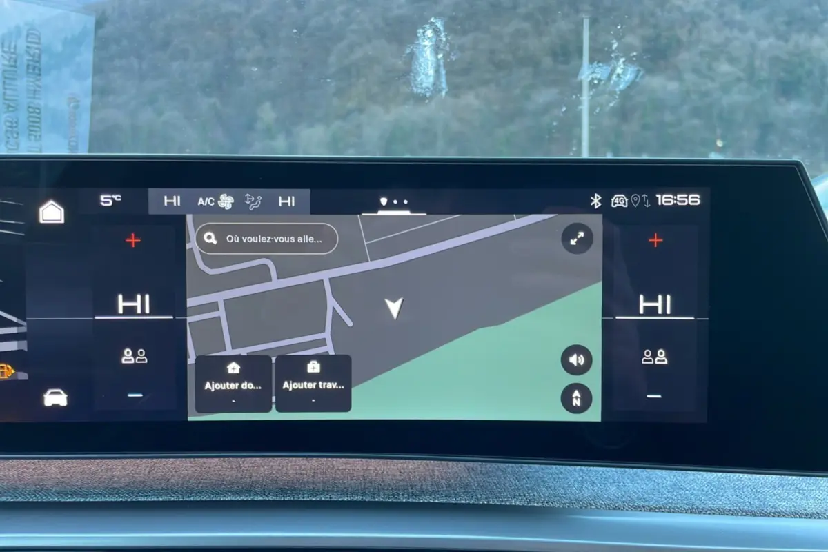 Écran tactile central du Peugeot 5008 Hybrid 145 Allure Plus 2025 affichant la navigation et les réglages climatisation.