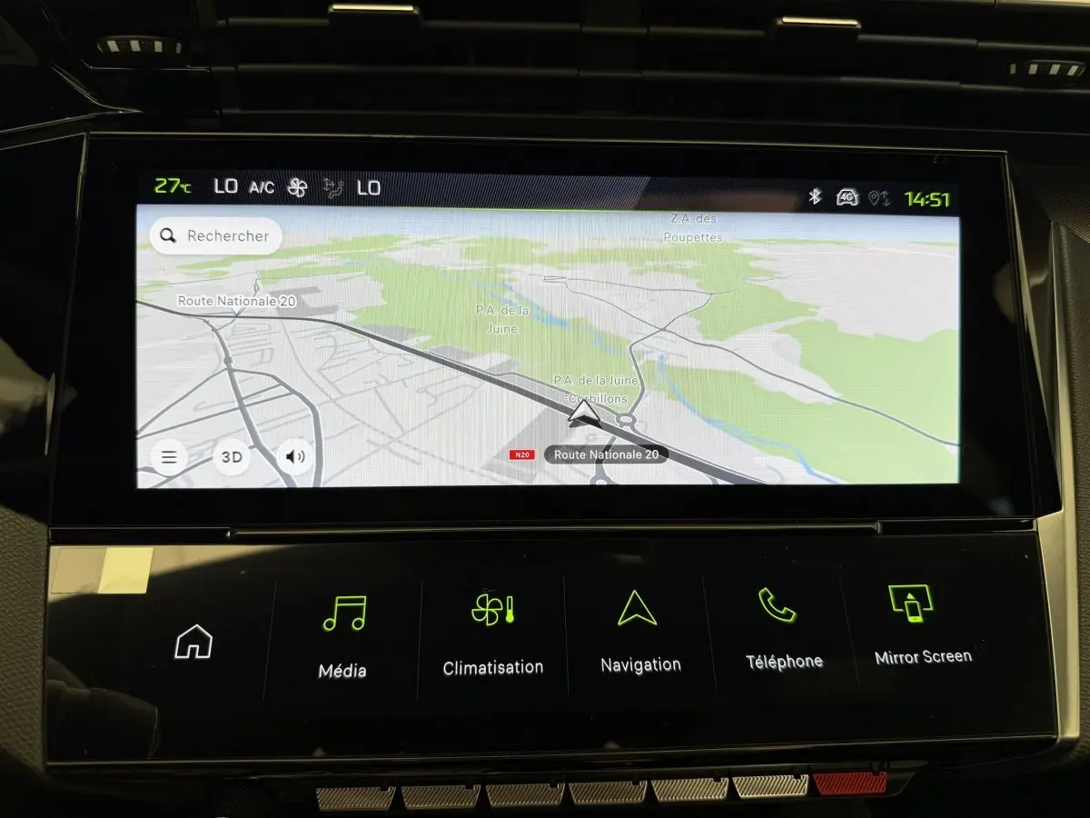 Écran tactile central de navigation affichant une carte, dans l'habitacle d'une Peugeot 308 gris foncé 2024 Hybrid GT.