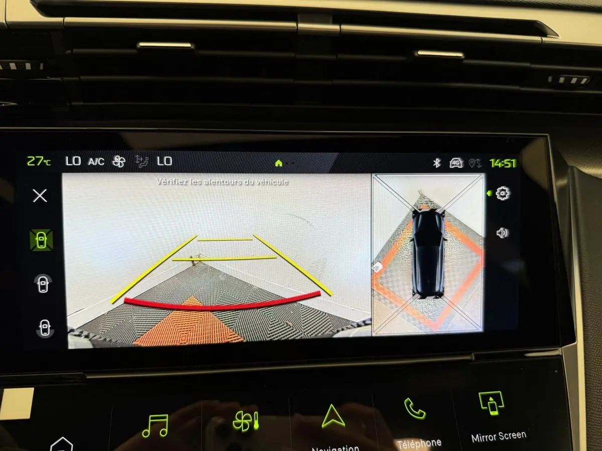 Écran tactile intérieur montrant la caméra de recul et vue 360° d'une Peugeot 308 Hybrid gris foncé 2024.