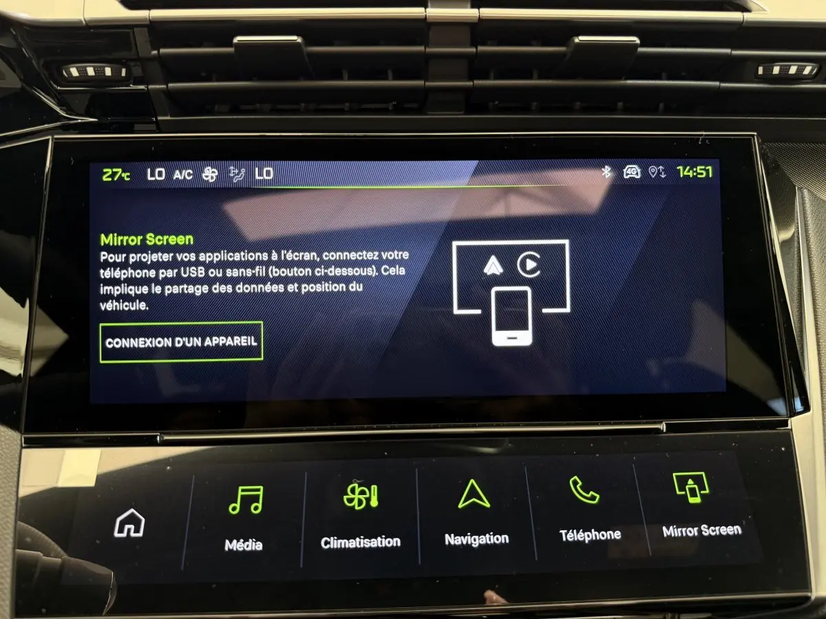 Écran tactile central de la Peugeot 308 Hybrid gris foncé, affichant la fonction Mirror Screen en intérieur.