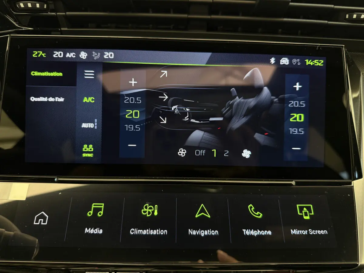 Écran tactile central de la Peugeot 308 Hybrid 136 e-DCS6 GT 2024 affichant la climatisation et la température intérieure.