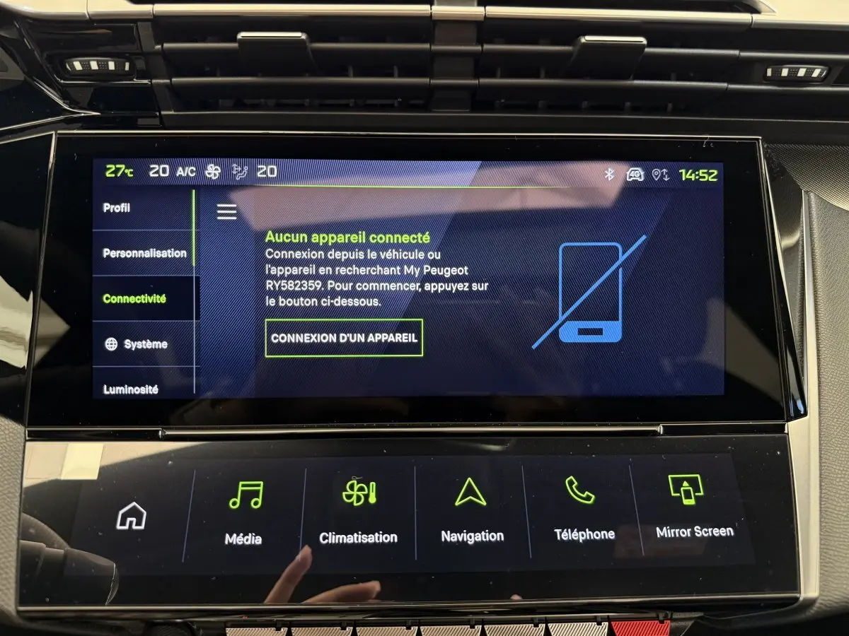 Écran tactile central de la Peugeot 308 Hybrid GT 2024 affichant le menu connectivité, ambiance intérieure noire.