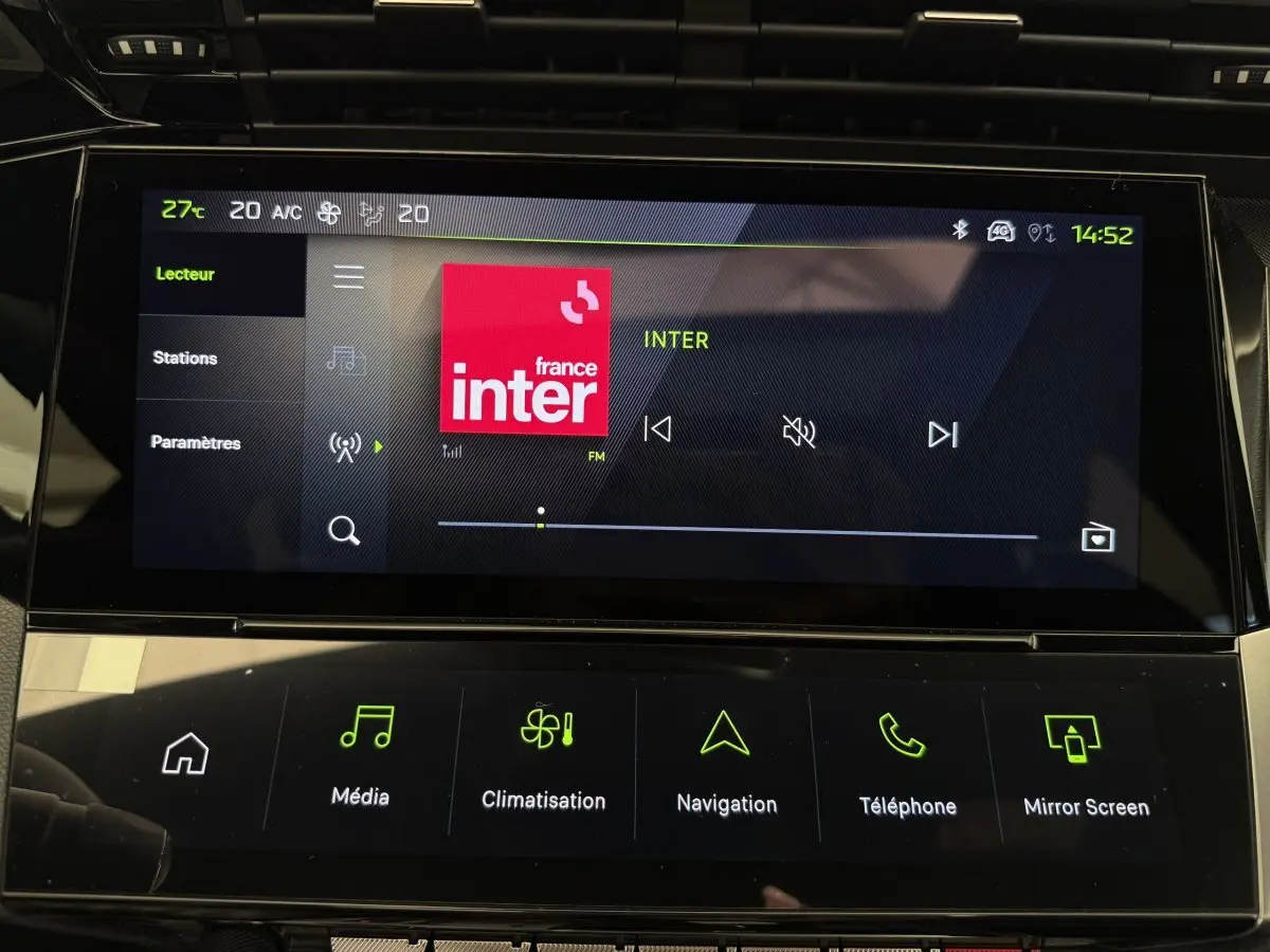 Écran tactile central de la Peugeot 308 Hybrid 136 e-DCS6 GT 2024 affichant la radio France Inter.