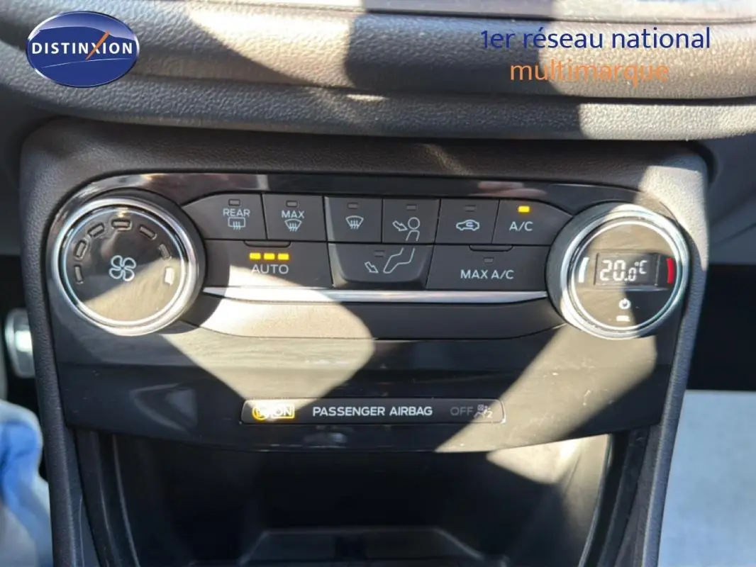 Gros plan sur la console de climatisation automatique du Ford Puma gris foncé, avec affichage digital à 20°C.