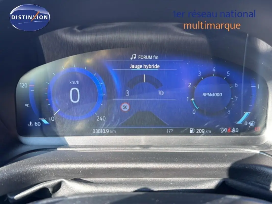 Vue rapprochée du tableau de bord numérique bleu de la Ford Puma gris foncé, affichant la vitesse et le régime moteur.