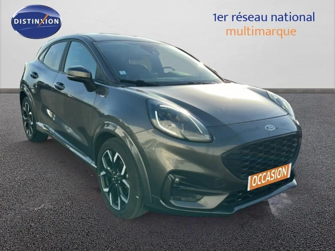 Vue 3/4 avant gauche d’un Ford Puma gris foncé avec jantes alliage 18 pouces et calandre noire distinctive.