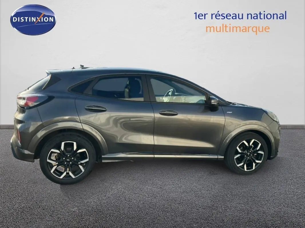 Ford Puma gris foncé vue de profil côté gauche, avec jantes alliage noires et surteintées aux vitres.