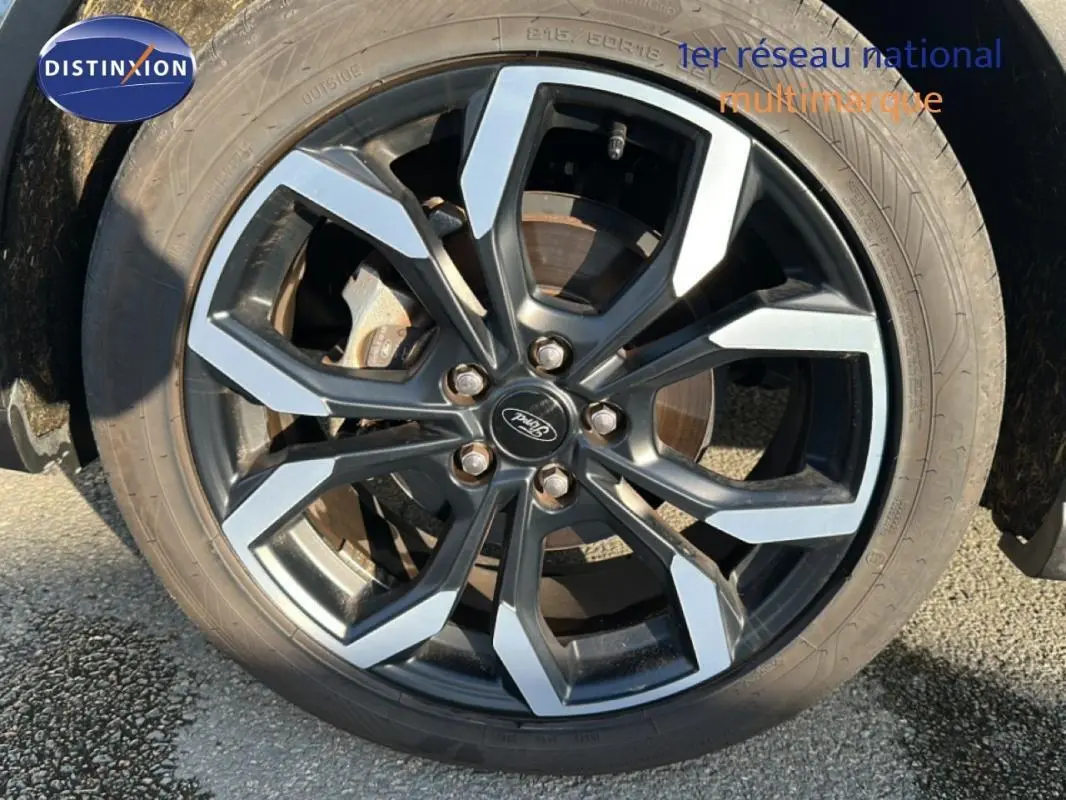 Gros plan sur la jante alliage 18 pouces noire et argentée du Ford Puma gris foncé de 2020.