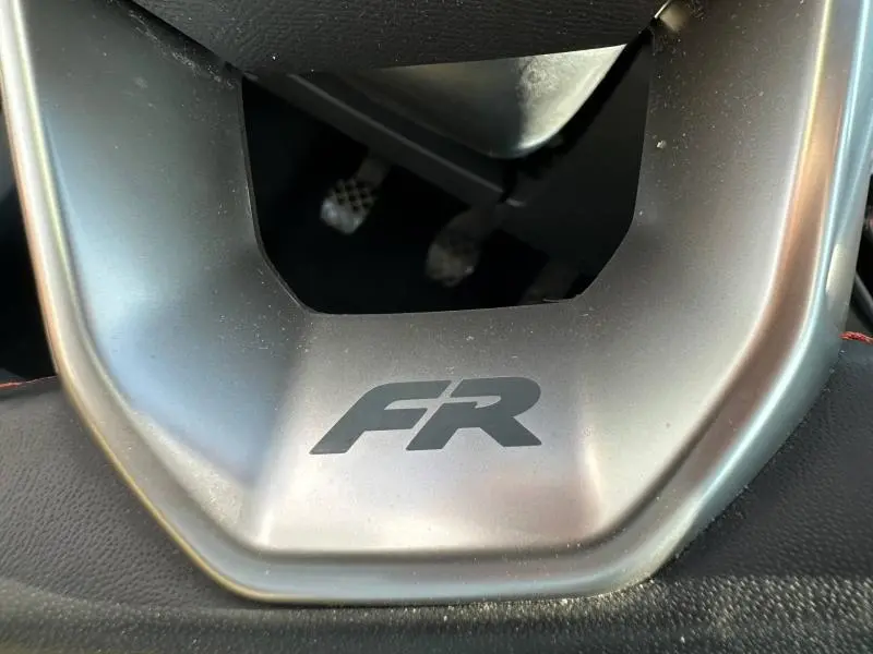 Détail du volant avec logo FR du SEAT Arona 2025, version 1.0 TSI 115ch, intérieur noir.