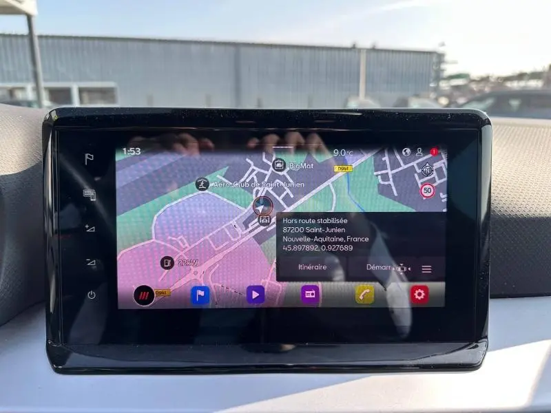 Écran tactile central du SEAT Arona 2025 affichant la navigation GPS avec carte colorée en intérieur véhicule.
