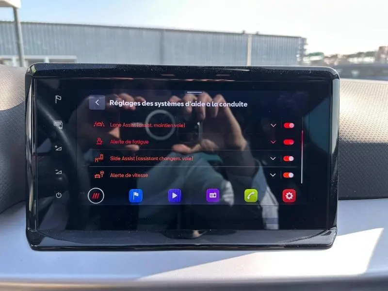 Écran tactile central du SEAT Arona 2025 montrant les réglages des aides à la conduite dans un intérieur clair.