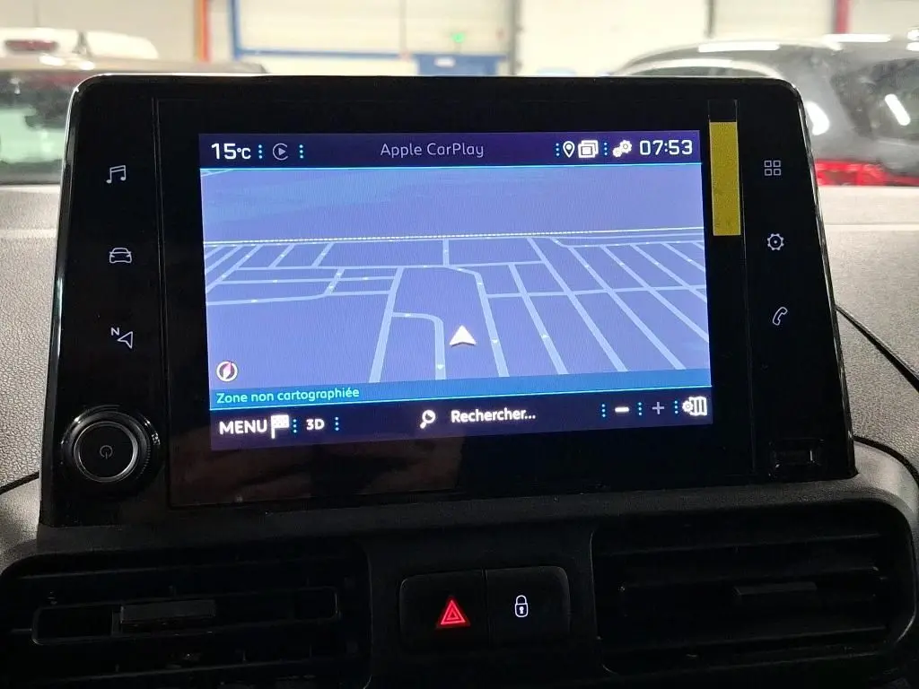 Écran tactile central affichant la navigation dans un Peugeot Partner Fourgon blanc, vue intérieure frontale.