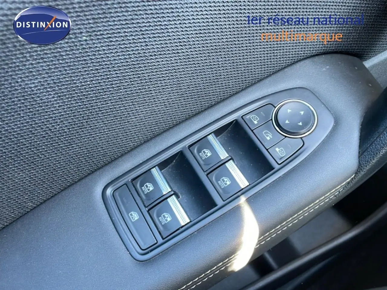 Gros plan sur les commandes des vitres électriques et rétroviseurs côté conducteur du Renault Symbioz noir étoile métal.