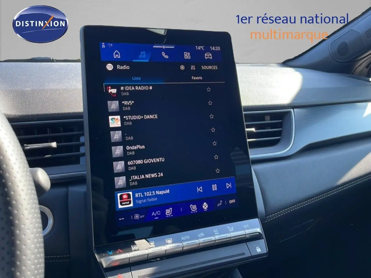 Vue intérieure du tableau de bord du Renault Symbioz 2025 noir étoile métal, avec écran tactile central affichant les stations radio.