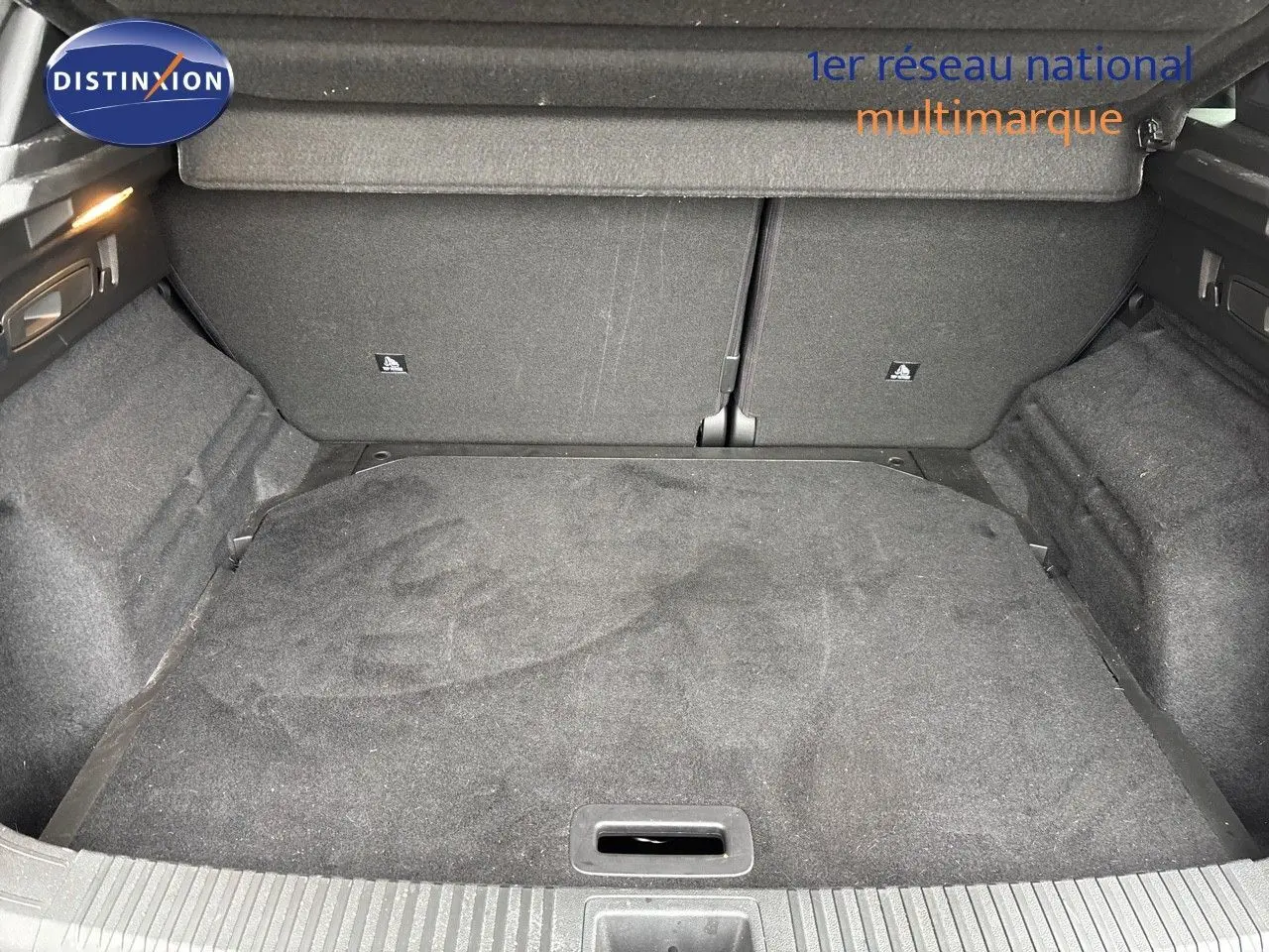 Coffre spacieux et propre du Renault Austral noir étoile métal, vue intérieure arrière avec tapis de sol gris foncé.