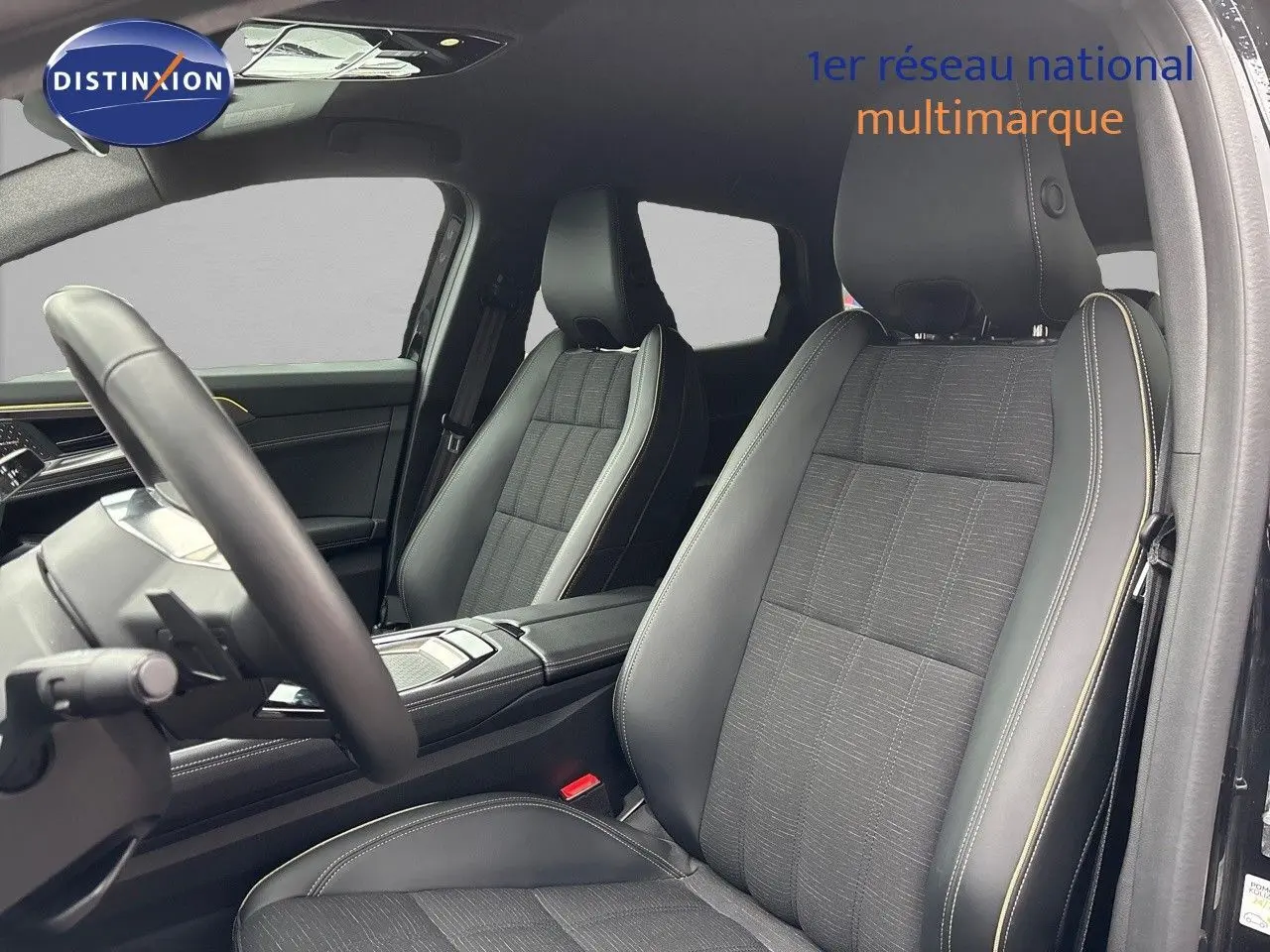 Vue intérieure côté conducteur du Renault Austral 2023, sièges en cuir noir avec surpiqûres contrastées.