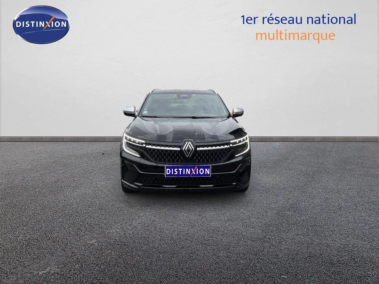 Vue frontale d'un Renault Austral noir étoile métal 2023 avec calandre distinctive et phares LED allumés.