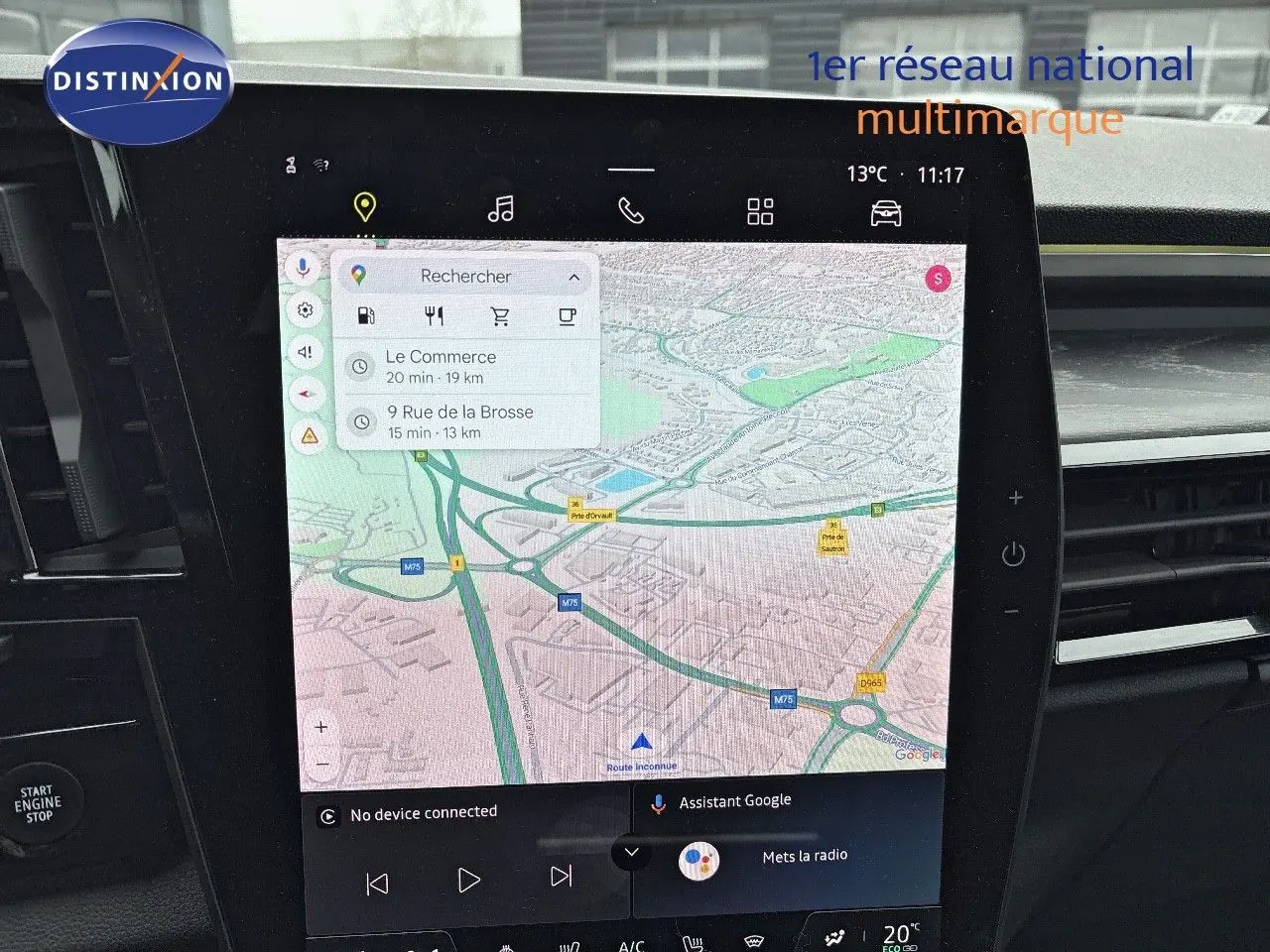 Vue intérieure du tableau de bord du Renault Austral 2023, écran tactile affichant une carte de navigation.