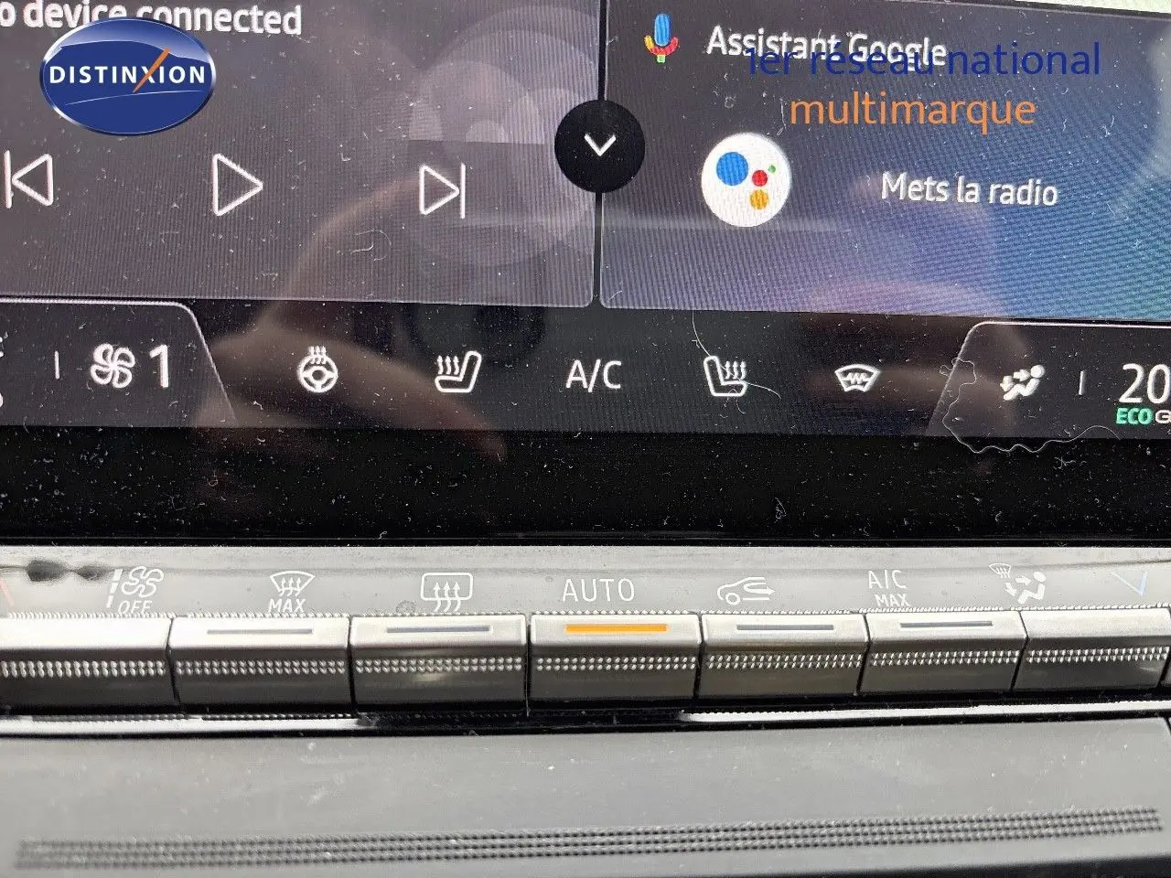 Détail de la console centrale du Renault Austral 2023 noir étoile métal, montrant les commandes tactiles de climatisation et chauffage.