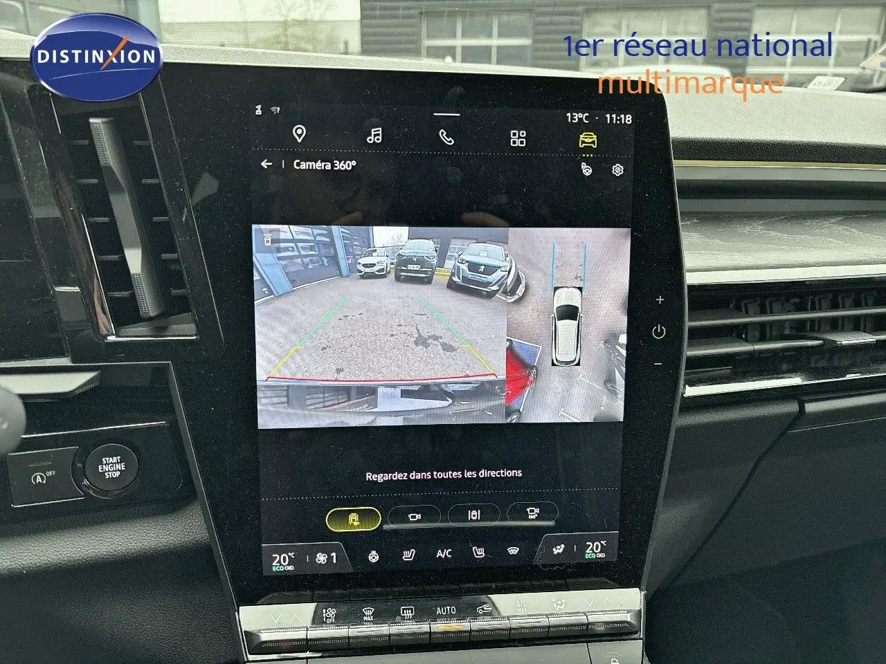 Écran central affichant la caméra 360° dans un Renault Austral noir étoile métal, vue intérieure du tableau de bord.