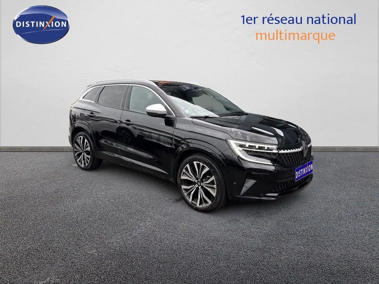 Renault Austral noir étoile métal en 3/4 avant droit, SUV hybride avec jantes alliage et rétroviseurs blancs.