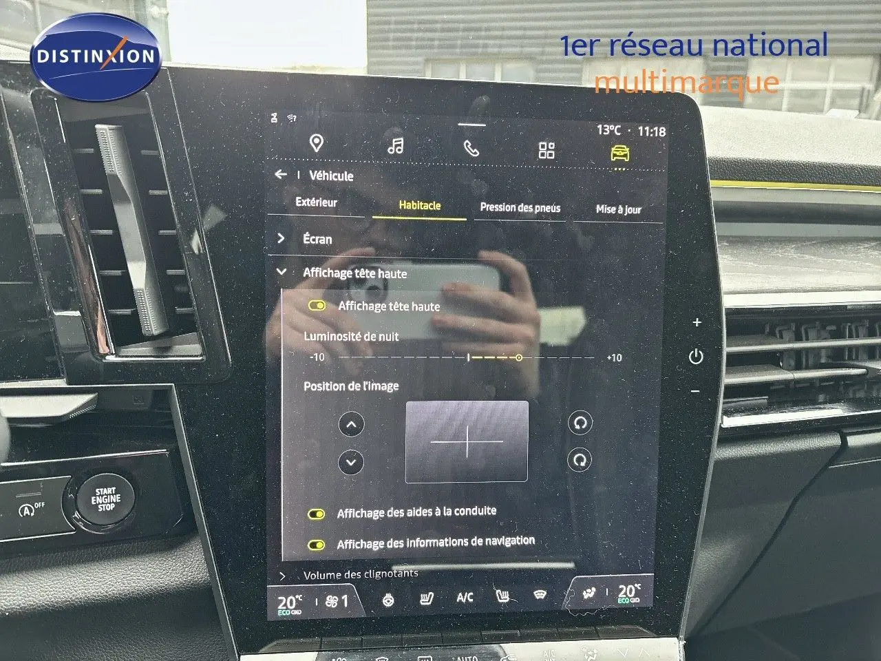 Écran tactile central du tableau de bord du Renault Austral noir Étoile Métal, vue intérieure frontale.