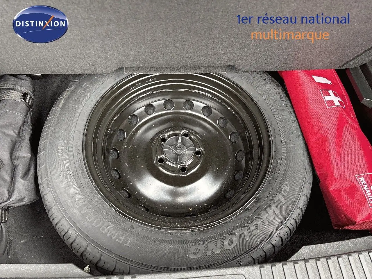 Vue rapprochée de la roue de secours noire dans le coffre d'un Renault Austral 2023 noir étoile métal.