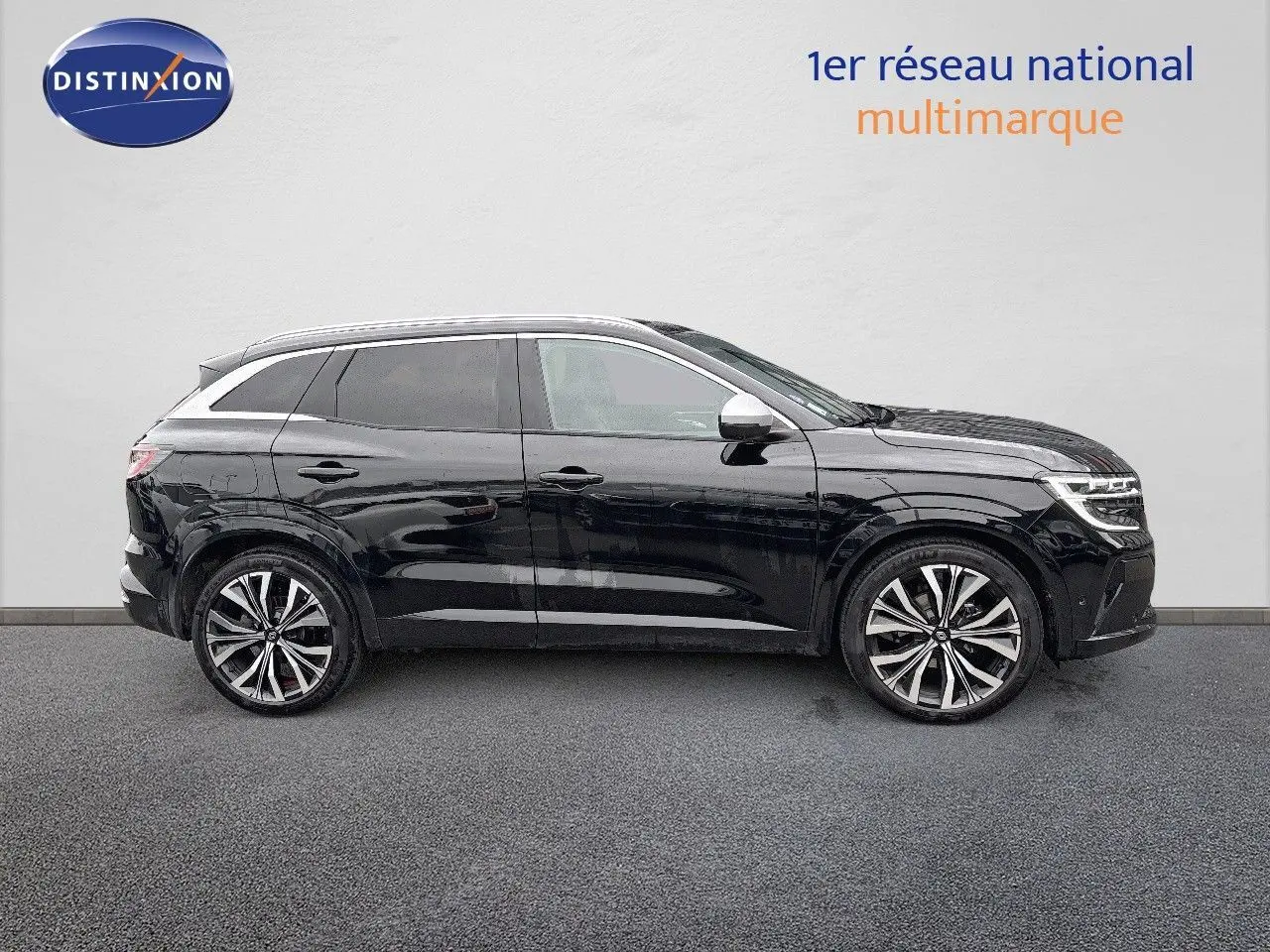 Profil droit du Renault Austral noir étoile métal 2023, SUV hybride essence avec jantes alliage distinctives.