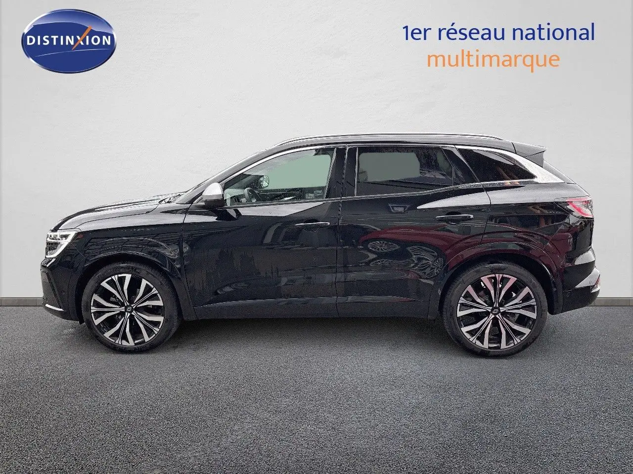 Profil côté gauche du Renault Austral noir étoile métal 2023 avec jantes alliage distinctives et vitres teintées.