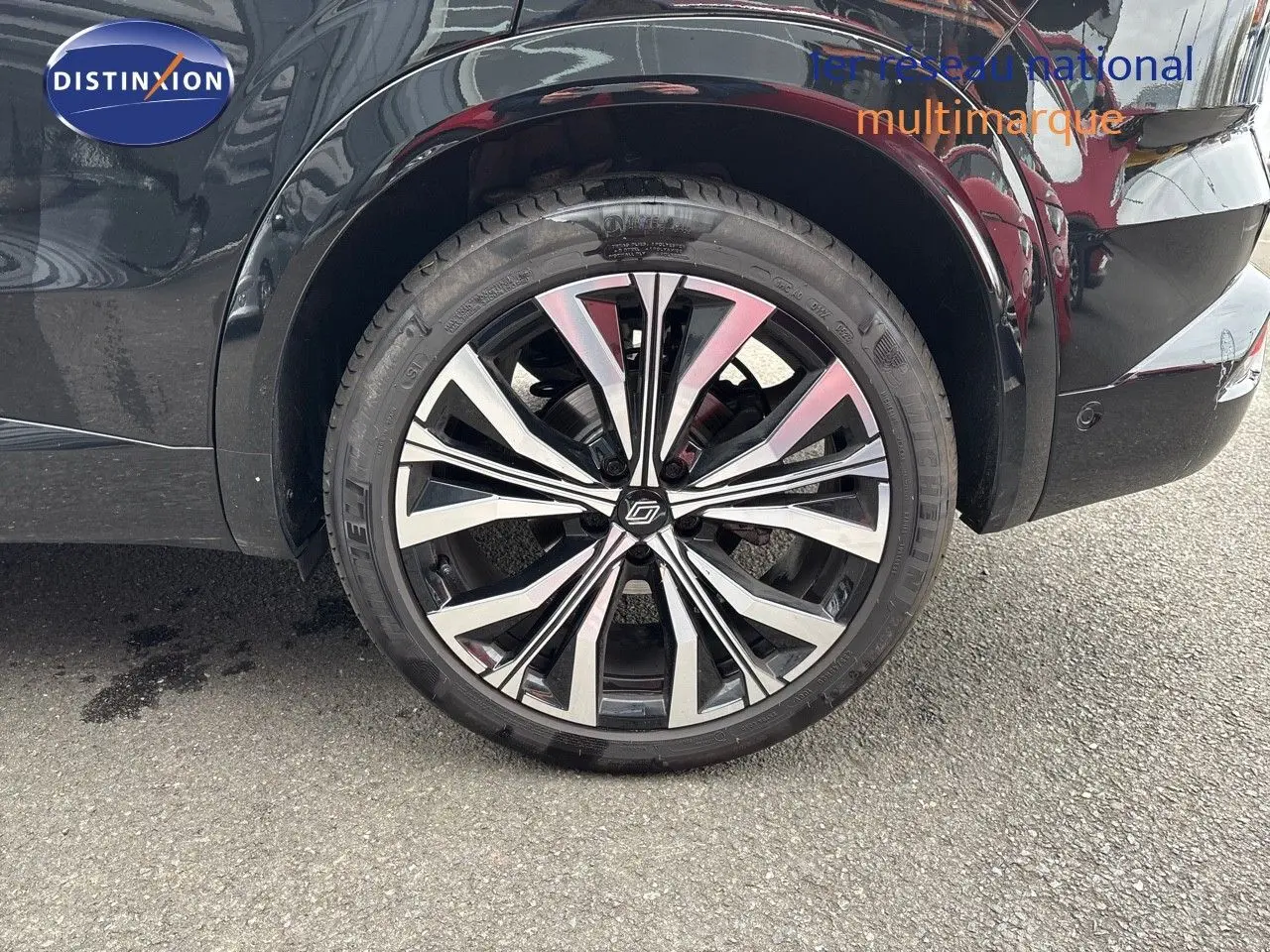 Gros plan sur la roue arrière droite du Renault Austral noir étoile métal avec jante alliage au design moderne.