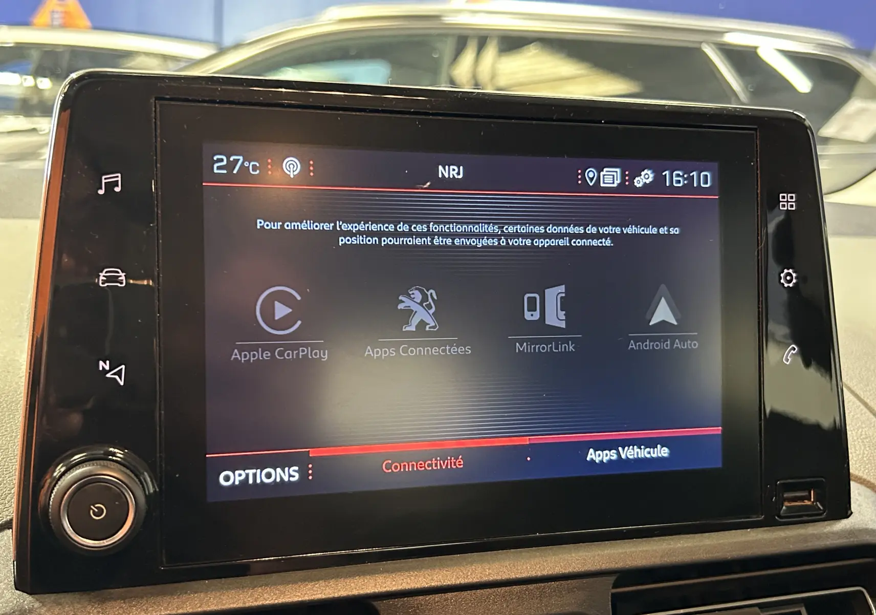 Écran tactile central du Peugeot Rifter 2019 affichant les options Apple CarPlay, MirrorLink et Android Auto.