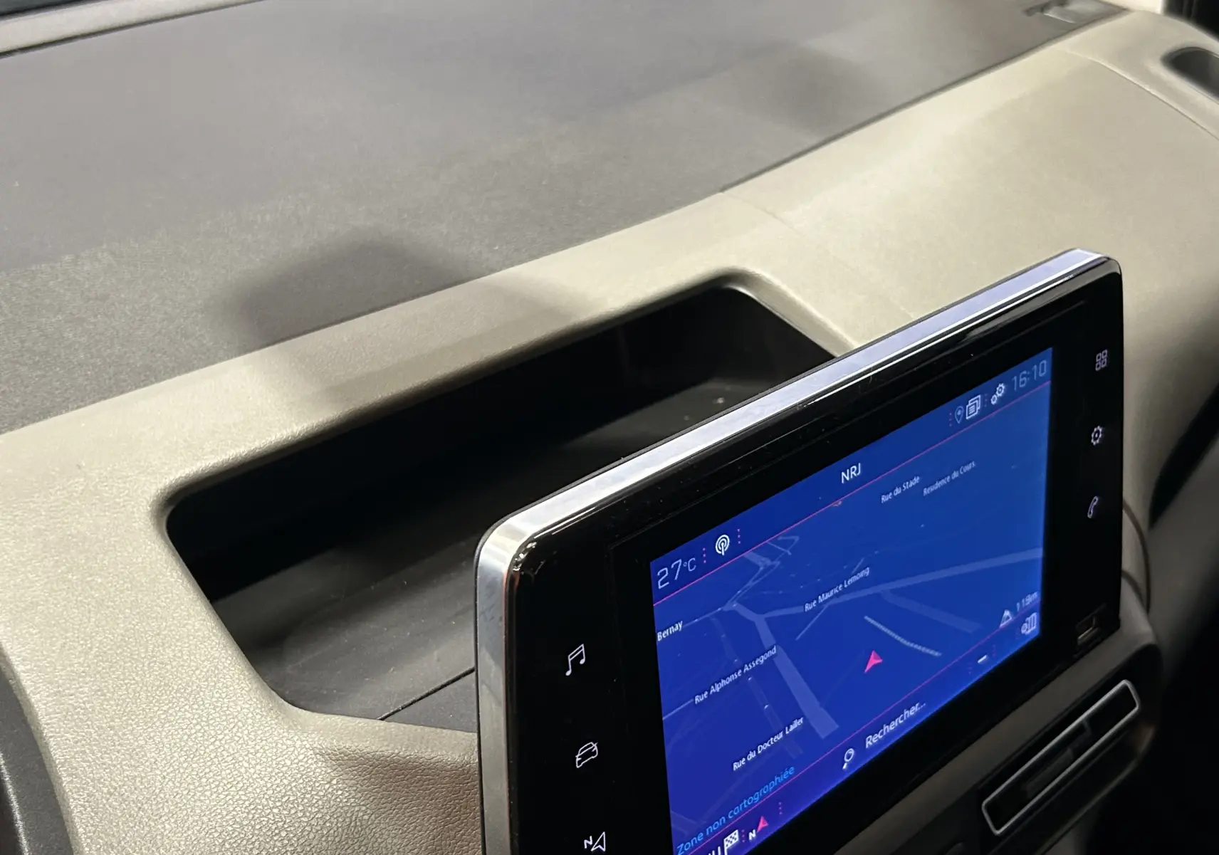 Écran GPS tactile affichant une carte bleue dans l'habitacle gris sable du Peugeot Rifter BlueHDi 100.