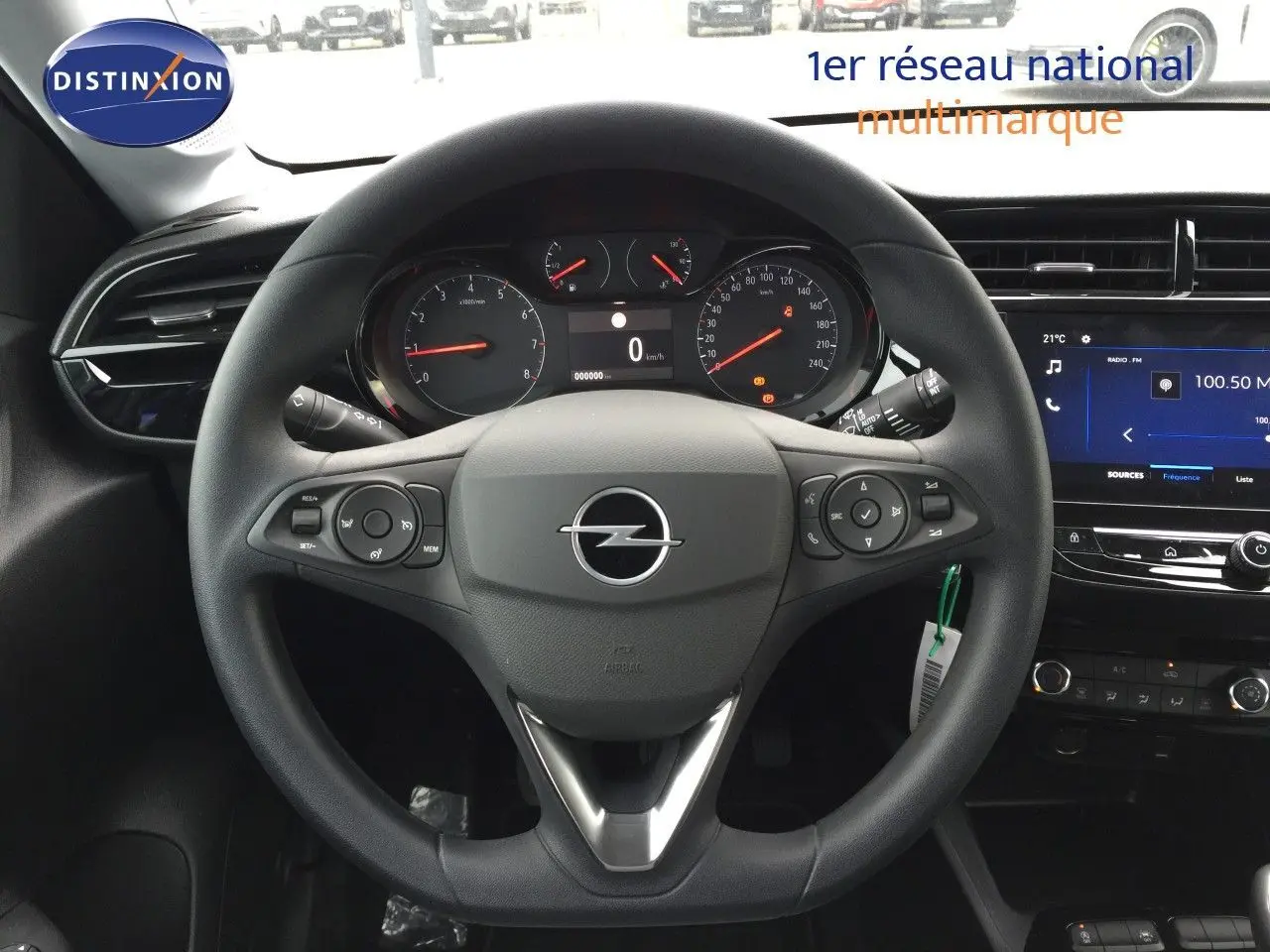 Vue rapprochée du volant Opel Corsa 2025 avec tableau de bord et écran multimédia en intérieur noir.