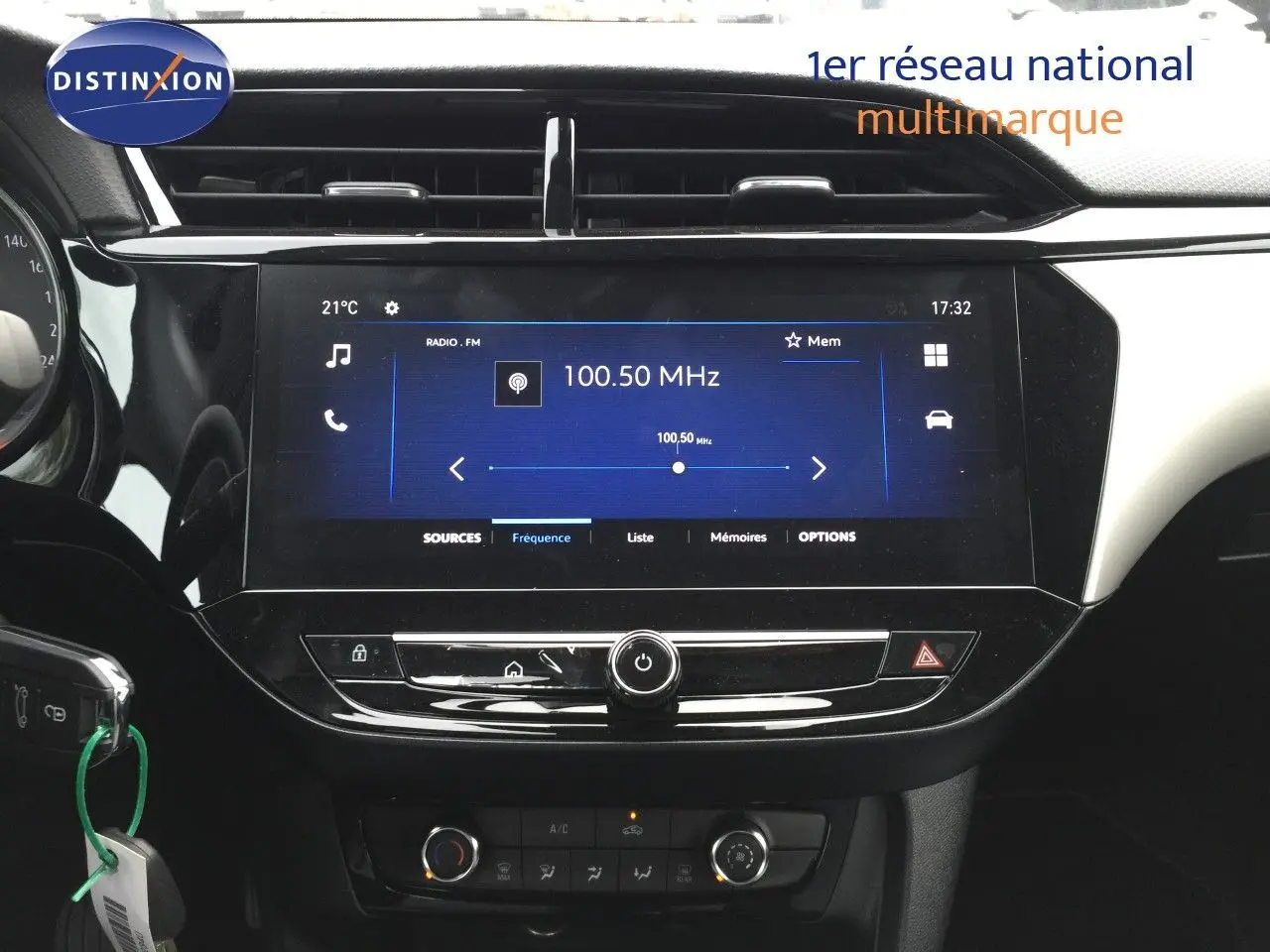 Tableau de bord de l'Opel Corsa 2025 avec écran tactile central affichant la radio FM, ambiance intérieure noire.