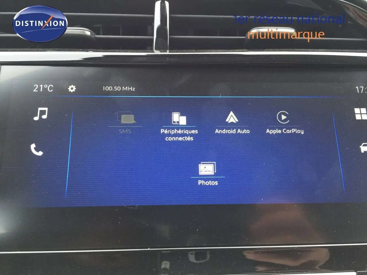 Écran tactile central de la console d'une Opel Corsa 2025, affichant les options Android Auto et Apple CarPlay.