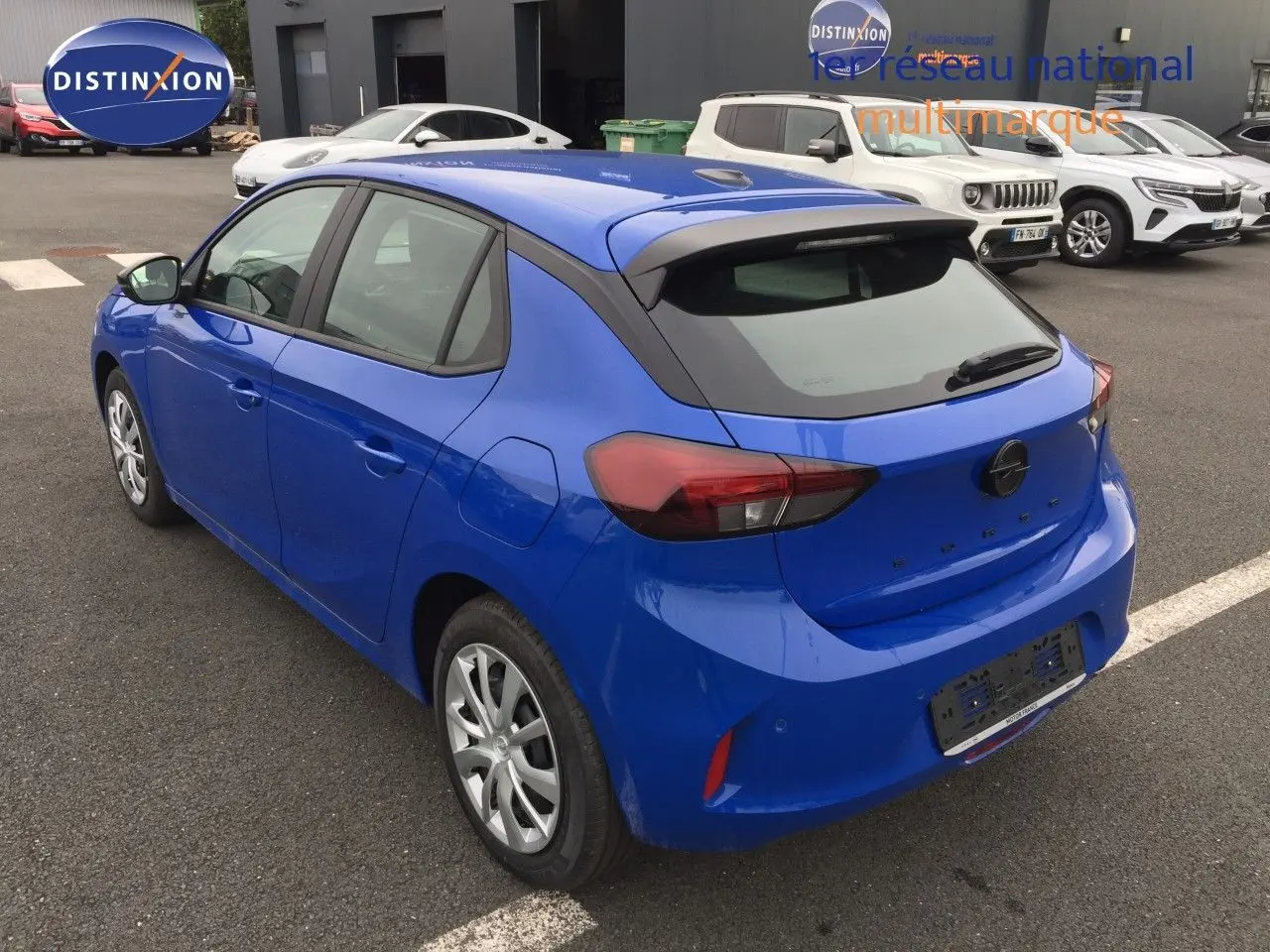 Vue 3/4 arrière droite d'une Opel Corsa 2025 bleu voltaik métal, avec feux arrière LED et carrosserie compacte cinq portes.