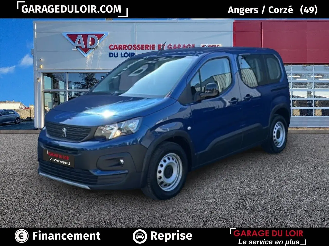 Vue 3/4 avant droite d'un Peugeot Rifter bleu garé devant un garage avec jantes tôles et rétroviseurs noirs vernies.