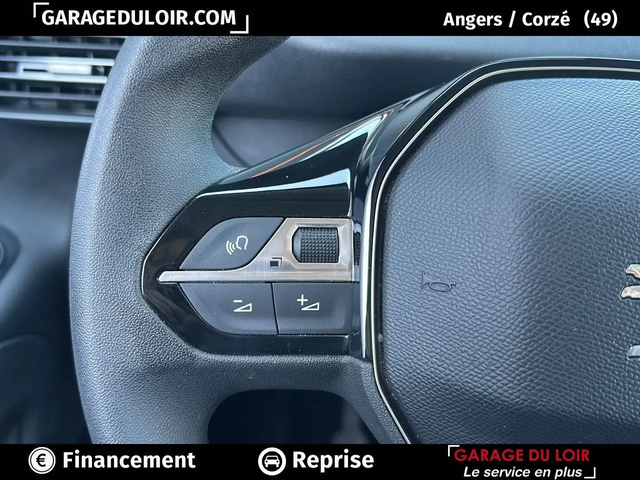 Gros plan sur les commandes gauche du volant cuir multifonction du Peugeot Rifter bleu 2024.