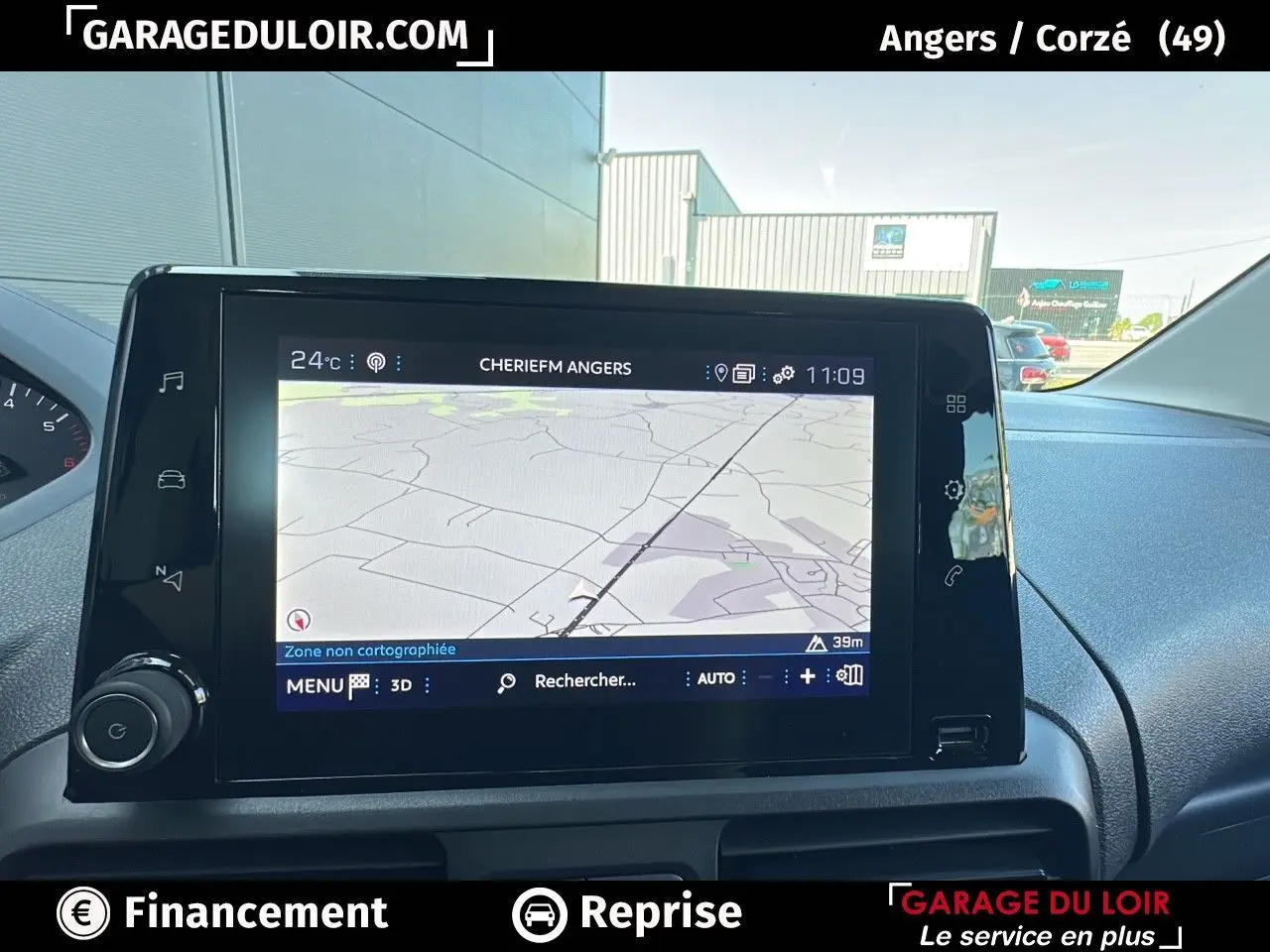 Écran tactile de navigation 10 pouces dans l'habitacle du Peugeot Rifter bleu, vue centrée sur le tableau de bord.