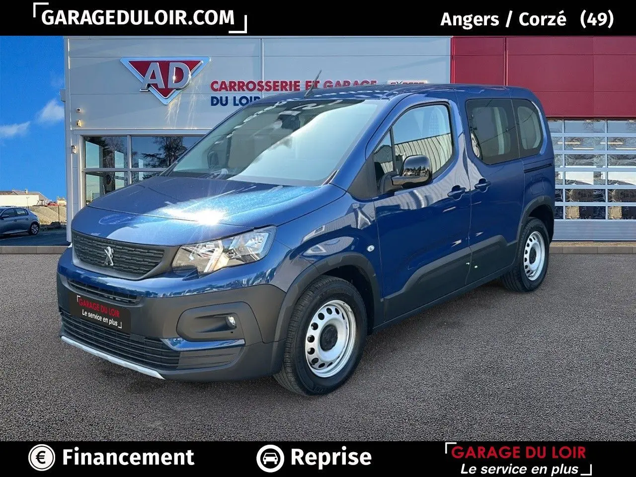 Vue 3/4 avant droite d'un Peugeot Rifter bleu avec jantes tôles et porte latérale coulissante visible.