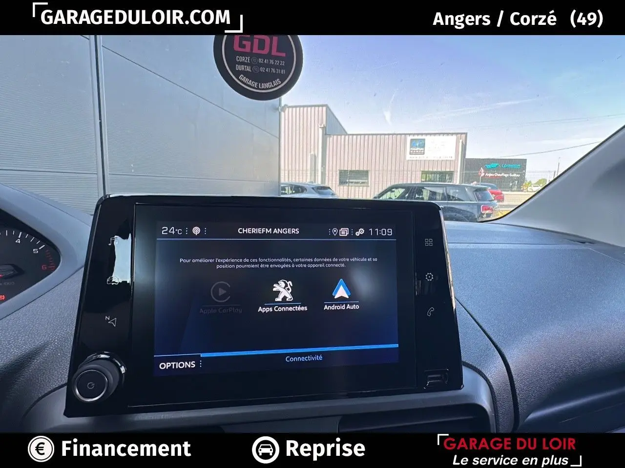 Vue intérieure centrée sur l'écran tactile 10'' du Peugeot Rifter bleu, avec tableau de bord et pare-brise visibles.