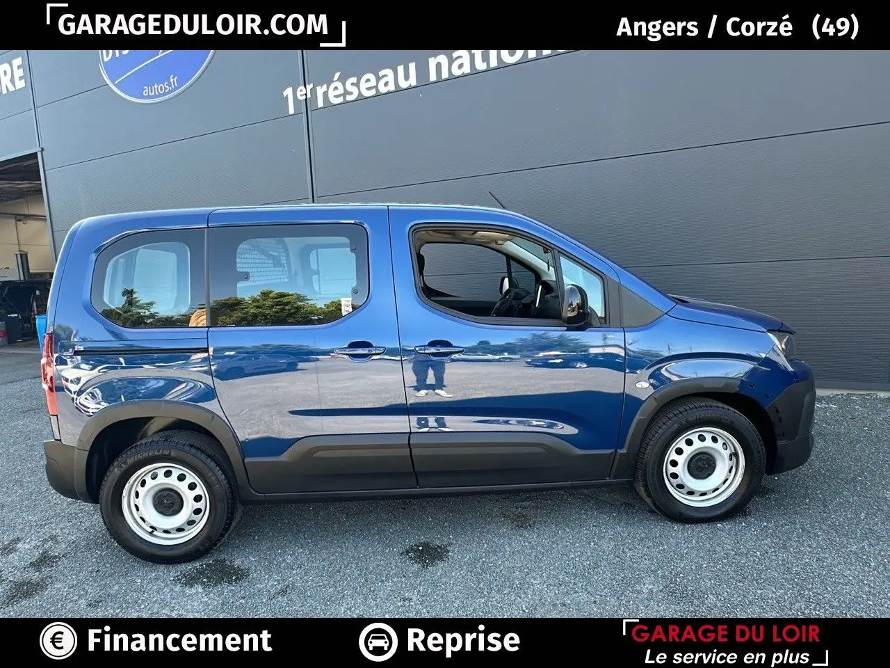 Profil côté gauche d'un Peugeot Rifter bleu 2024 avec porte coulissante et jantes tôles visibles