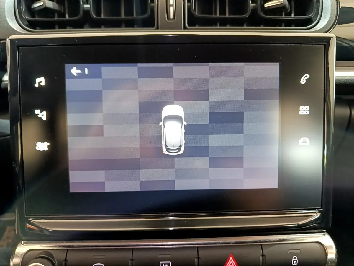 Écran tactile central affichant la vue aérienne d'une Citroën C3 blanche dans l'habitacle du véhicule.