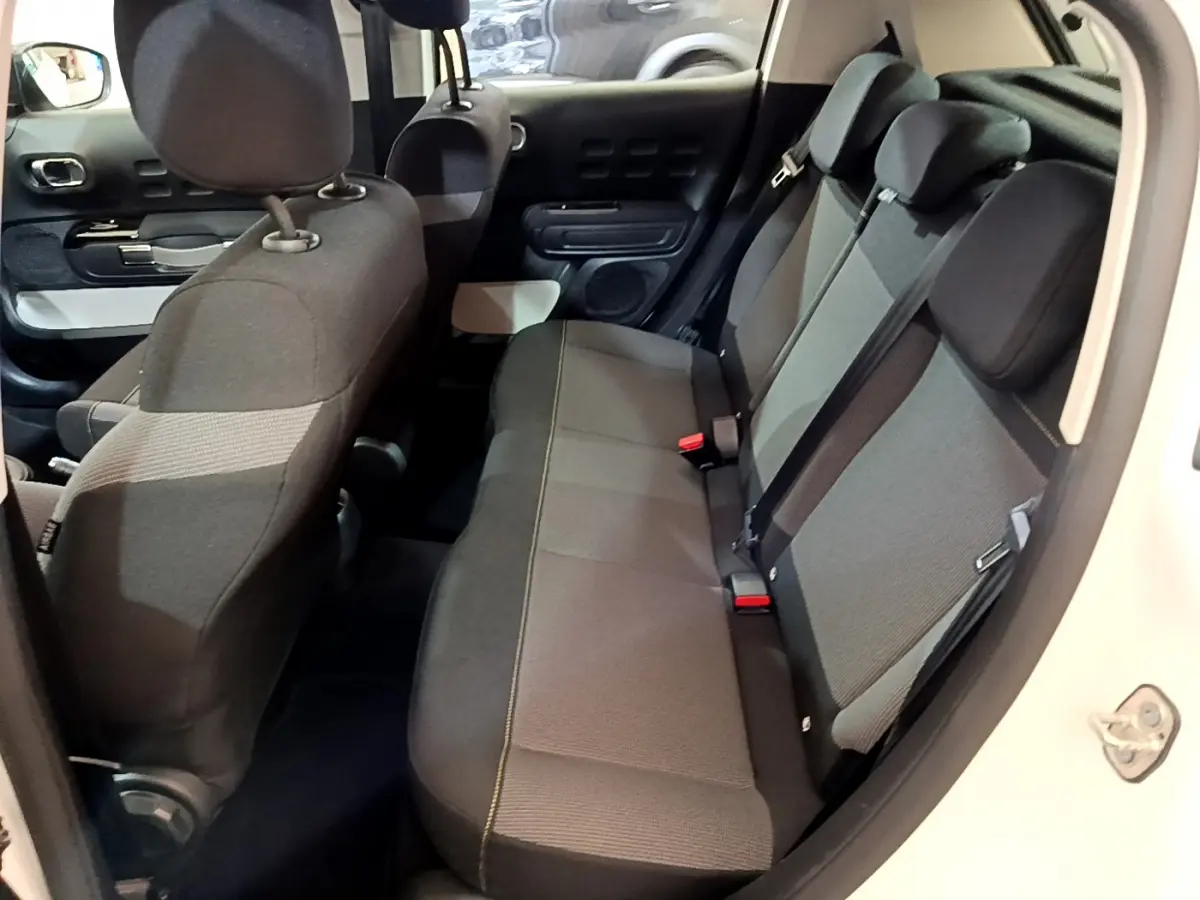 Intérieur arrière de la Citroën C3 blanche 2019, vue côté droit montrant la banquette et les sièges avant.