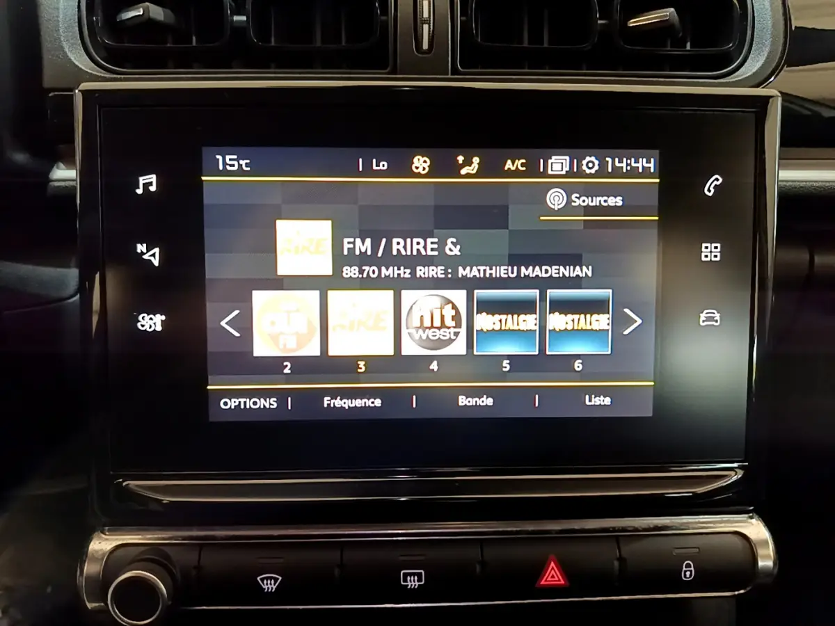 Écran tactile central de la Citroën C3 blanc 2019 affichant la radio FM avec commandes climatisation en dessous