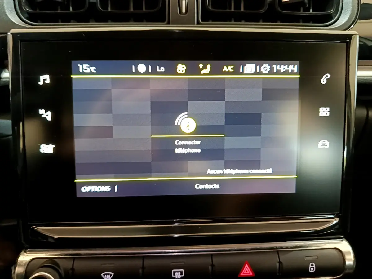 Écran tactile 7 pouces du tableau de bord de la Citroën C3 2019, affichant la connexion téléphone Bluetooth.